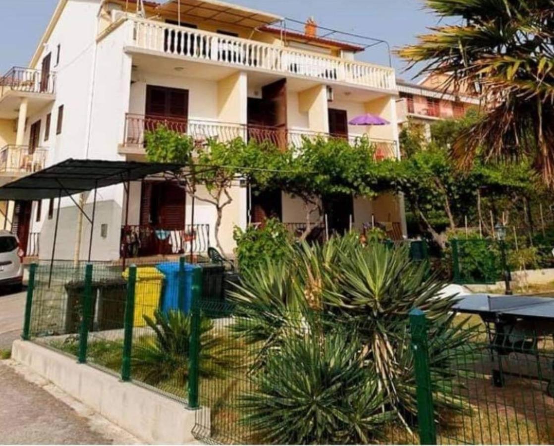 Apartman Petra S Pogledom Na More Banjol Exterior photo